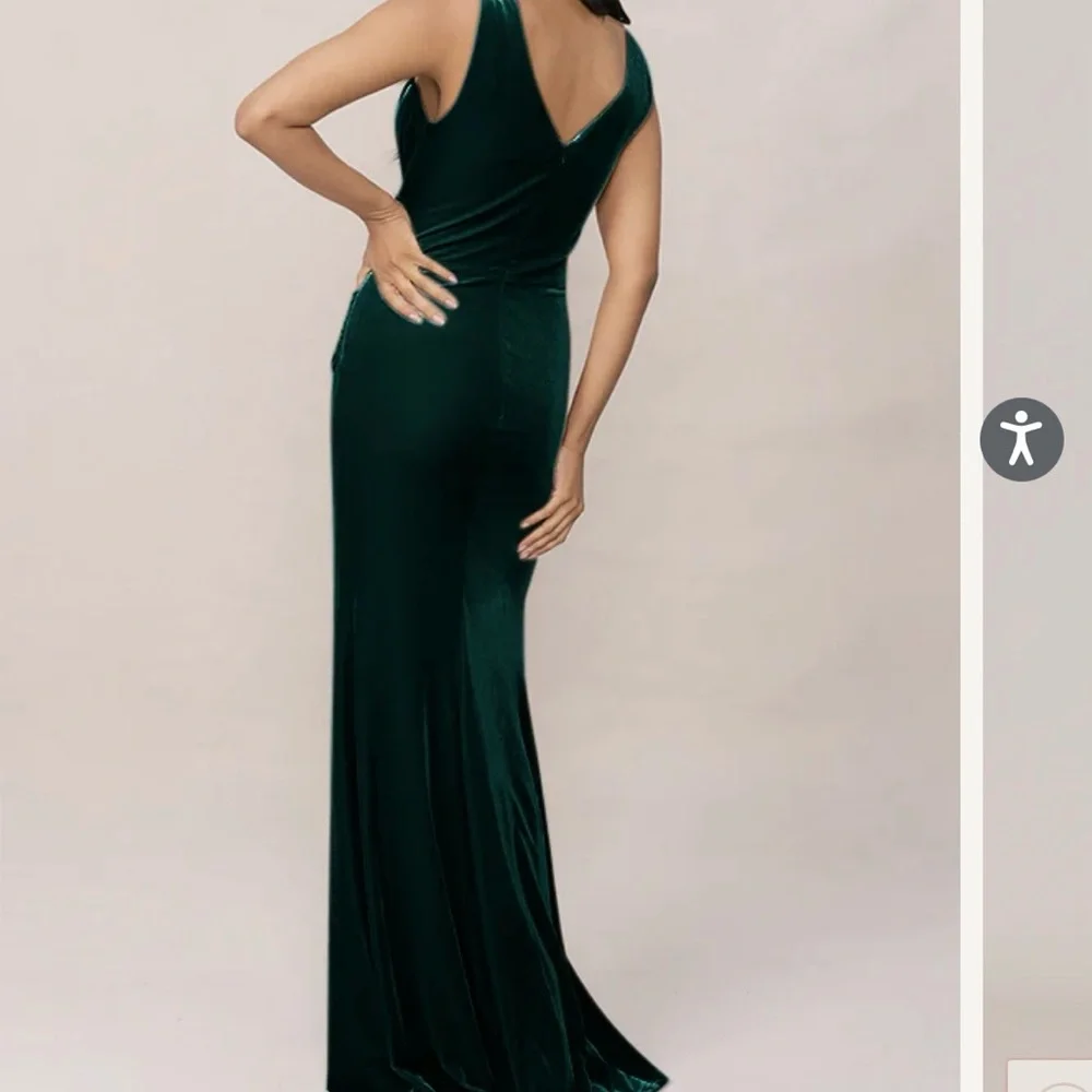 Revelry Dawson Velvet Floor Length Dress in Classic Emerald - Picture 2 of 8